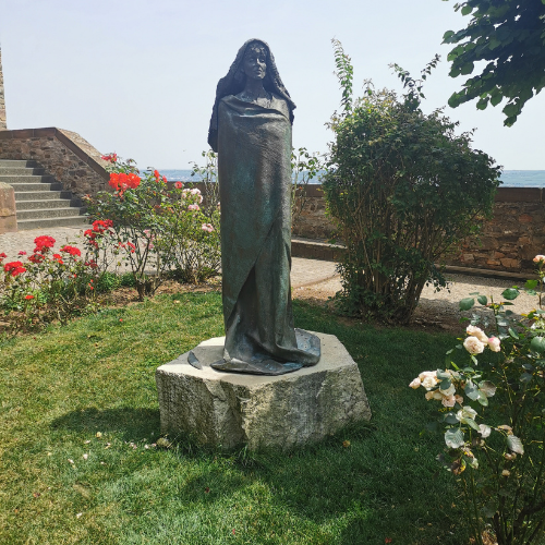 Image représentant la statue d'Hildegarde de Bingen à Bingen. Pour représenter l'article sur les 5 livres à lire autour d'Hildegarde de Bingen pour la formation sur les plantes selon Hildegarde de Bingen